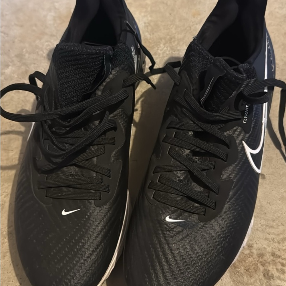 Size 8.5 men’s golf shoes Nike